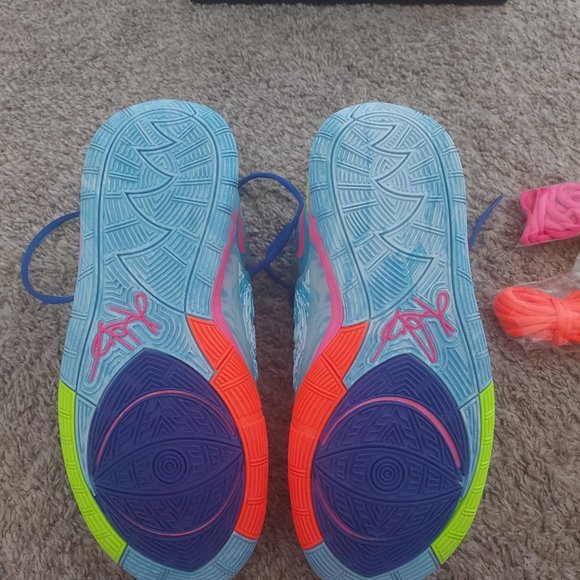 Kyrie 6 Pool (GS) - Picture 2 of 8